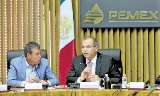  ??  ?? Se reúne Grupo de Coordinaci­ón Guanajuato, encabezado por el Gobernador Miguel Márquez Márquez, con el director general de PEMEX
