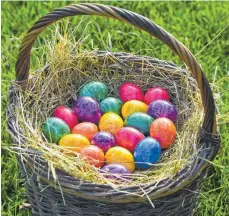  ?? FOTO: PATRICK PLEUL/DPA ?? Gefärbte Eier sind ein Muss zu Ostern. Woher die vielen Hühnereier kommen? Jedenfalls nicht vom Osterhasen.