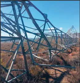  ?? ?? Sewe Eskom-transmissi­etorings tussen Touwsrivie­r en Laingsburg is in slegte weer omgewaai. Die torings word dikwels deur vandale, wat van die staal afbreek, verswak.