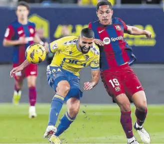  ?? // VALENTÍ ENRICH ?? Vitor Roque, en la imagen durante el partido en Cádiz, saldrá cedido a algún equipo de la Liga española