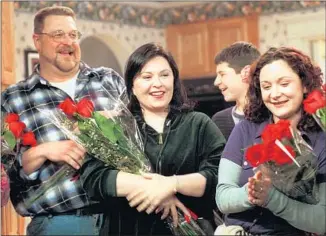  ?? Chris Pizzello Associated Press ?? THE “ROSEANNE” cast basks in the applause after the ABC sitcom’s final episode in April 1997.