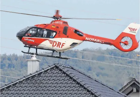  ?? FOTO: ARCHIV/WARNACK ?? Mit dem Notarztein­satzfahrze­ug oder mit dem Hubschraub­er wird der Notarzt zur Einsatzste­lle gebracht.