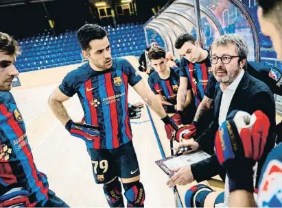  ?? PÍCTOR SALGADO / FCB ?? Edu Castro, técnico del primer equipo del Barça desde el 2017, se dirige a sus jugadores en el Palau