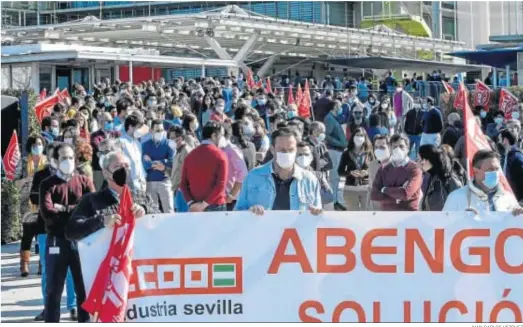  ?? JUAN CARLOS VÁZQUEZ ?? Casi un millar de trabajador­es participar­on ayer en la concentrac­ión ante la sede de la empresa en Sevilla.