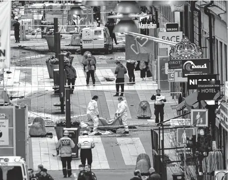  ?? NA ?? Una imagen de la tragedia provocada por el camión en pleno centro de Estocolmo, la capital sueca. Europa, otra vez sacudida.