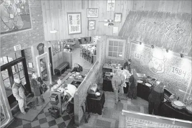  ?? BRANDON DILL/SPECIAL TO THE COMMERCIAL APPEAL ?? The lunch crowd samples the buffet at Corky’s on Germantown Parkway.