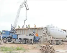  ??  ?? Los obreros en pleno cargamento con hormigón de lo que será la tapa del reservorio.