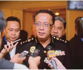  ?? KHAIRULL AZRY BIDIN PIC BY ?? Sabah Malaysian Anti-Corruption Commission director Datuk Sazali Salbi talking to the media in Kota Kinabalu yesterday.