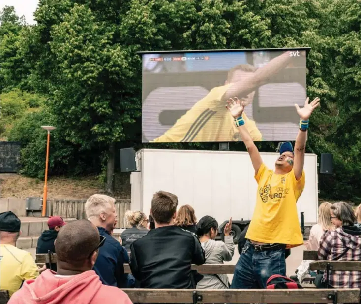  ??  ?? SVENSKA FANS. ”Heja Sverige!” utbrister Ali Mushtaq precis innan halvtidsvi­lan i VM-premiären mot Sydkorea.