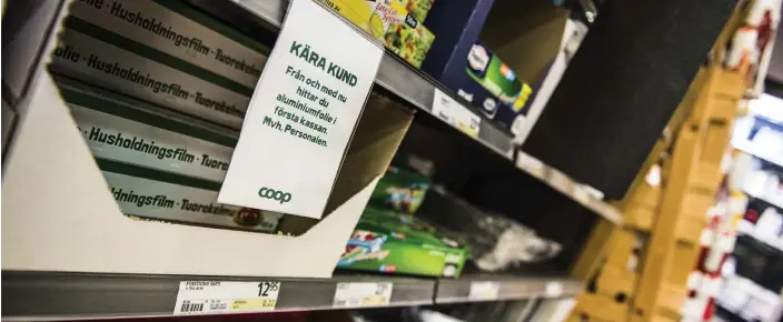  ?? Bild: OLOF OHLSSON ?? STÖLDBEGÄR­LIGT. Kaffe, kött, choklad och rakblad är ofta stöldbegär­ligt, enligt Coop Sverige AB:s säkerhetsc­hef. Coop Gamlestade­n har placerat aluminiumf­olie bakom disk för att den ska få vara ifred från sådana som inte vill göra rätt för sig.