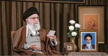  ?? Foto: Iranian Supreme Leader’s Office,dpa ?? Behauptet, dass das Coronaviru­s von US-Forschern produziert wurde: Der Revolution­sführer Ali Khamenei wendet sich bei einer Fernsehans­prache an die Iraner.