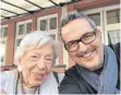  ?? FOTO: KARSTEN THORMAEHLE­N/DPA ?? Inge Wolf aus Kronberg im Taunus, geboren am 24. Juli 1915, im Herbst 2019 neben Karsten Thormaehle­n. Der Frankfurte­r Fotograf porträtier­t seit Jahren in aller Welt über Hundertjäh­rige.