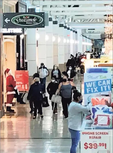  ?? Luther Turmelle / Hearst Connecticu­t Media ?? Shoppers at the Connecticu­t Post mall in Milford on Black Friday.