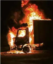  ?? Ahmad Gharabli/AFP ?? Caminhão pega fogo durante confrontos entre árabes e judeus na cidade de Lod, em Israel