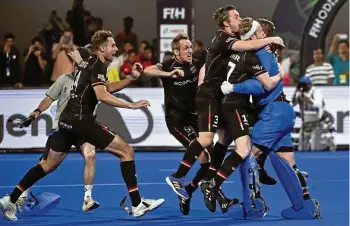  ?? DIRK WAEM / DPA ?? Nachdem Torhüter Jean-paul Danneberg den entscheide­nden Penalty im Wm-finale gegen Belgien pariert hatte, gab es bei den deutschen Hockey-herren kein Halten mehr