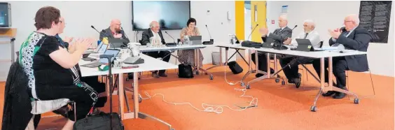  ?? ?? Te Awahou Foxton Community Board at its first meeting this term, led by council CEO Monique Davidson, just after having sworn in David Allan as chair.