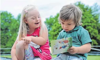  ?? FOTOS: JENS LINDENMÜLL­ER ?? Zwei, die sich mögen: Linnea und Simon, beide haben das Down-Syndrom.