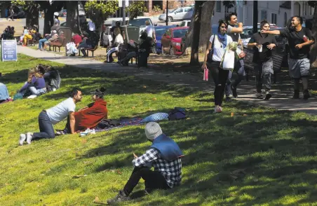  ?? Santiago Mejia / The Chronicle ?? Many visitors to San Francisco’s Dolores Park don’t wear masks, saying they feel safe in the open air and with trusted friends.