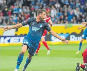  ?? FOTO: EFE ?? Mark Uth, verdugo del Bayern El delantero del Hoffenheim derrotó al campeón