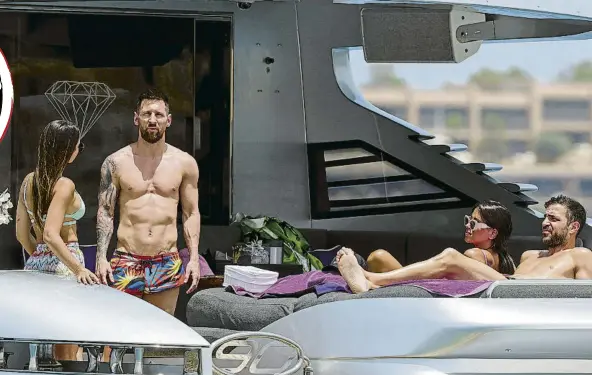  ?? ?? Como viene siendo tradición, las familias de Leo Messi y Cesc Fàbregas disfrutaro­n de una jornada de yate durante sus vacaciones en Ibiza.