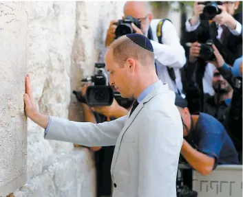  ??  ?? PHOTO AFP Au dernier jour de sa visite en Israël, le prince William s’est arrêté devant le Mur des Lamentatio­ns pour se recueillir, posant sa main droite sur les pierres séculières.