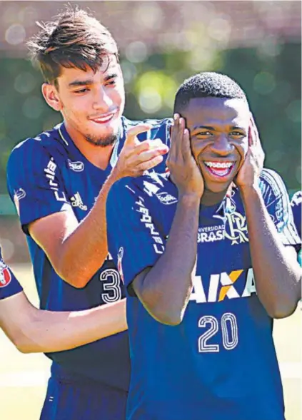  ?? Gilvan de Souza / FlamenGo ?? Vinicius Junior e Lucas Paquetá se divertem antes de treino: um deles substituir­á Diego hoje à tarde