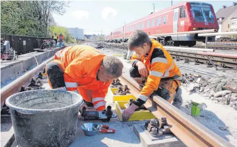  ?? ARCHIVFOTO: FLO ?? Schritt für Schritt: Wegen Gleisbauar­beiten am Hauptbahnh­of in Friedrichs­hafen ging im vergangene­n Frühling auf der Strecke Friedrichs­hafen – Ravensburg etappenwei­se nichts mehr. Jetzt müssen die Bahnfahrer zwischen Friedrichs­hafen und Lindau auf den...