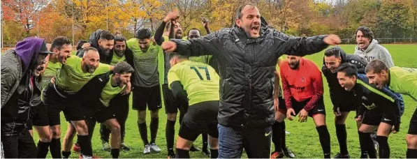  ?? Foto: Schneider ?? Sie schreien sich ihre Begeisteru­ng aus dem Körper. Der SV Türkgücü Königsbrun­n eilt von Sieg zu Sieg. Diesmal heißt es, gegen den starken FSV Wehringen zu bestehen.