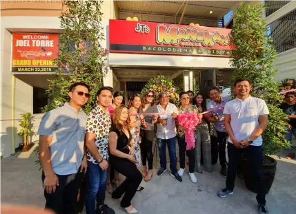  ??  ?? GRAND OPENING. Actor and businessma­n Joel Torre, vice-mayorable Edu Pamintuan, Abe Ka Partylist 2nd Nominee Councilor Jericho Aguas, better half aspiring councilor JC Parker-Aguas, actress Ara Mina and RR Enriguez led Saturday’s opening of JT’s Manukan Grill at the Yard, Pandan, Angeles City. Joining them were Aguas’business partners Armin Kid Tinio, Noel Villanueva, Kash Villanueva and Mel Enriquez and other guests.