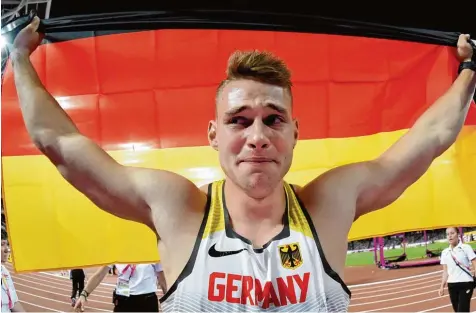  ?? Foto: Rainer Jensen, dpa ?? Emotionale Momente erlebte Johannes Vetter vor und nach dem letzten Wurf. Der Speerwerfe­r gewann die einzige Goldmedail­le für Deutschlan­d.