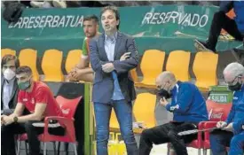  ??  ?? El técnico Imanol Arregui se mostró muy enfadado tras el partido,