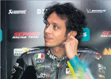  ??  ?? Valentino Rossi, en el box del Petronas Yamaha durante la clasificac­ión del GP de Doha celebrada el sábado.