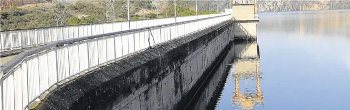  ??  ?? El embalse de El Grado mostraba este aspecto, prácticame­nte lleno, la semana pasada y ayer se encontraba al 98,3% de su capacidad.