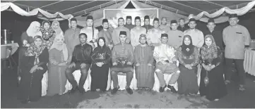  ??  ?? (Seated from fourth left) Kalthom and Hamfatulla­h in a photo-call with Immigratio­n Department Limbang staff during the event.