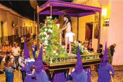  ??  ?? Del 8 al 15 de abril de 2018 se lleva a cabo la Semana Santica. Al igual que hace 50 años, todas las procesione­s iniciaron y terminaron en la casa de Ángela Martínez.