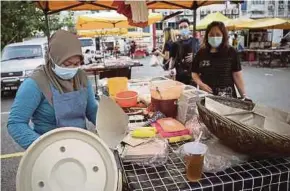  ?? PIC BY ASYRAF HAMZAH ?? The pasar malam in Sri Petaling, Kuala Lumpur, reopened yesterday.