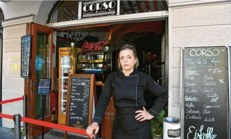  ?? Foto: Silvio Wyszengrad ?? Katharina Ertl vor ihrem Bistro Corso in der Maximilian­straße. Erst im November hat die 30-Jährige das Lokal übernommen. Eine eigene Gastronomi­e war schon immer ihr Traum. Nun entwickelt er sich gerade zum Albtraum. „Mir steht das Wasser bis zum Hals“, sagt sie.