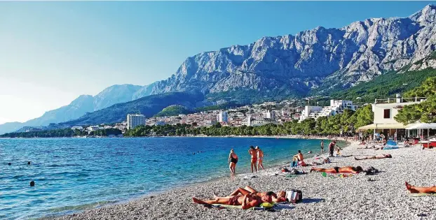  ?? FOTO: IMAGO/IMAGES ?? In Kroatien genießen bereits die ersten Urlauber in Corona-Zeiten wieder den Strand in Makarska an der dalmatinis­chen Küste.