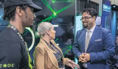  ?? J.P. Moczulski/postmedia Network ?? Soheil Samimi, right, of Isodiol Internatio­nal, interacts with showgoers at the MJ Bizcon Internatio­nal tradeshow in Toronto.