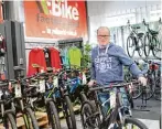  ??  ?? Inhaber Jürgen Reim freut sich, seinen Kunden die große E Bike Abteilung präsentier­en zu können.