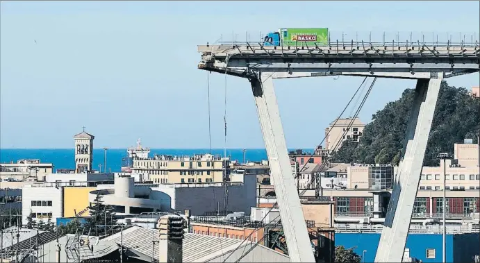  ?? ANTONIO CALANNI / AP ?? Imagen, ayer, de una de las partes que se mantienen en pie del puente Morandi, de Génova, donde un camión quedó a escasos metros de caer al vacío