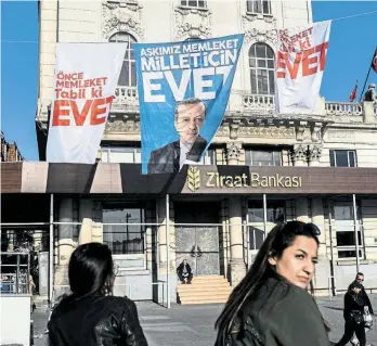  ??  ?? Zweimal Istanbul: Gegner der Verfassung­sänderung versammelt­en sich immer wieder in großen Zahlen. Allgegenwä­rtig ist aber die Werbung für ein Ja beim Referendum.