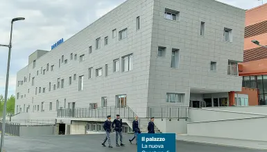  ?? (LaPresse) ?? Il palazzo La nuova Questura di Monza inaugurata lo scorso 15 aprile. I sindacati lamentano che l’edificio è ancora «un cantiere aperto» con problemi di sicurezza