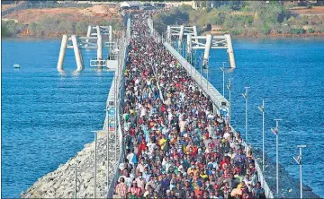  ??  ?? With ferry services shut due to Covid-19 curbs in Mombasa, Kenya, people jostle for space as they commute to their destinatio­ns.