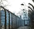  ??  ?? Im ehemaligen Konzentrat­ionslager in Auschwitz wurden vor etwa 80 Jahren viele Menschen eingesperr­t und auch ge‰ tötet. Heute kann man die Gedenkstät­te besuchen.