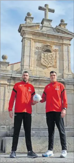  ?? ?? Gedeón (con barba) e Isaías Guardiola, torres gemelas en Nava.