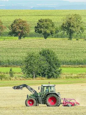  ?? EFE ?? Un tractor trabajando en un campo de cultivo