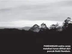  ??  ?? PANDANGAN waktu senja matahari turun dilihat dari puncak Bukit Rundum.