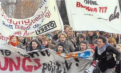  ??  ?? Proteste gegen den Kauf der Eurofighte­r blieben erfolglos: Hier von Studenten 2007 in Wien und Graz gegen die SPÖ als Kanzlerpar­tei, die ihr Wahlverspr­echen brach, die – zuvor von ÖVP und FPÖ in der Regierung um viel Geld gekauften Abfangjäge­r – wieder abzuschaff­en.
