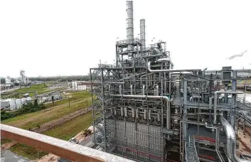 ?? LyondellBa­sell ?? LyondellBa­sell is starting constructi­on on a $700 million plastics plant at its existing petrochemi­cal hub in La Porte.
